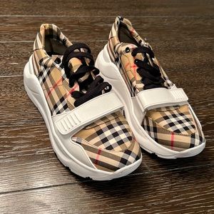 Burberry Size 42 Sneakers